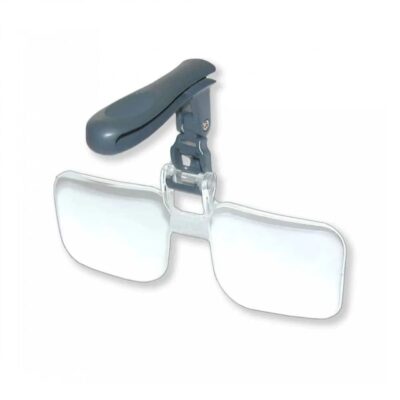 Praktische Visor-Magnifying Glasses mit 2.25× Vergrösserung für freihändige Präzisionsarbeiten. Zunächst clipst du sie an die Kappe oder den Visor, danach klappst du sie bei Bedarf einfach hoch. Ausserdem sind sie leicht und angenehm zu tragen – ideal fürs Fliegenbinden, Knoten und Kleinteile.