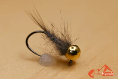 Goldkopf Haar-Nymphe ist ein bewährter Klassiker für Äsche und Forelle. Der Goldkopf bringt die Fliege schnell in die richtige Tiefe, während der Haarkörper lebendig arbeitet und auch bei zögerlichen Fischen zuverlässig Bisse auslöst – ideal für Fluss und Bach.