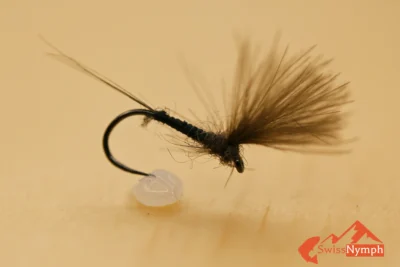 Ein olivfarbenes oder schawarzfarbenes Eintagsfliegenmuster für das Fischen während des Schlüpfens. Alle Fische, sowohl Salmoniden als auch Weissfische, nehmen es zuverlässig. Dieses bewährte Design ist ein Muss für jeden Fliegenfischer, besonders während der Schlüpfzeit.