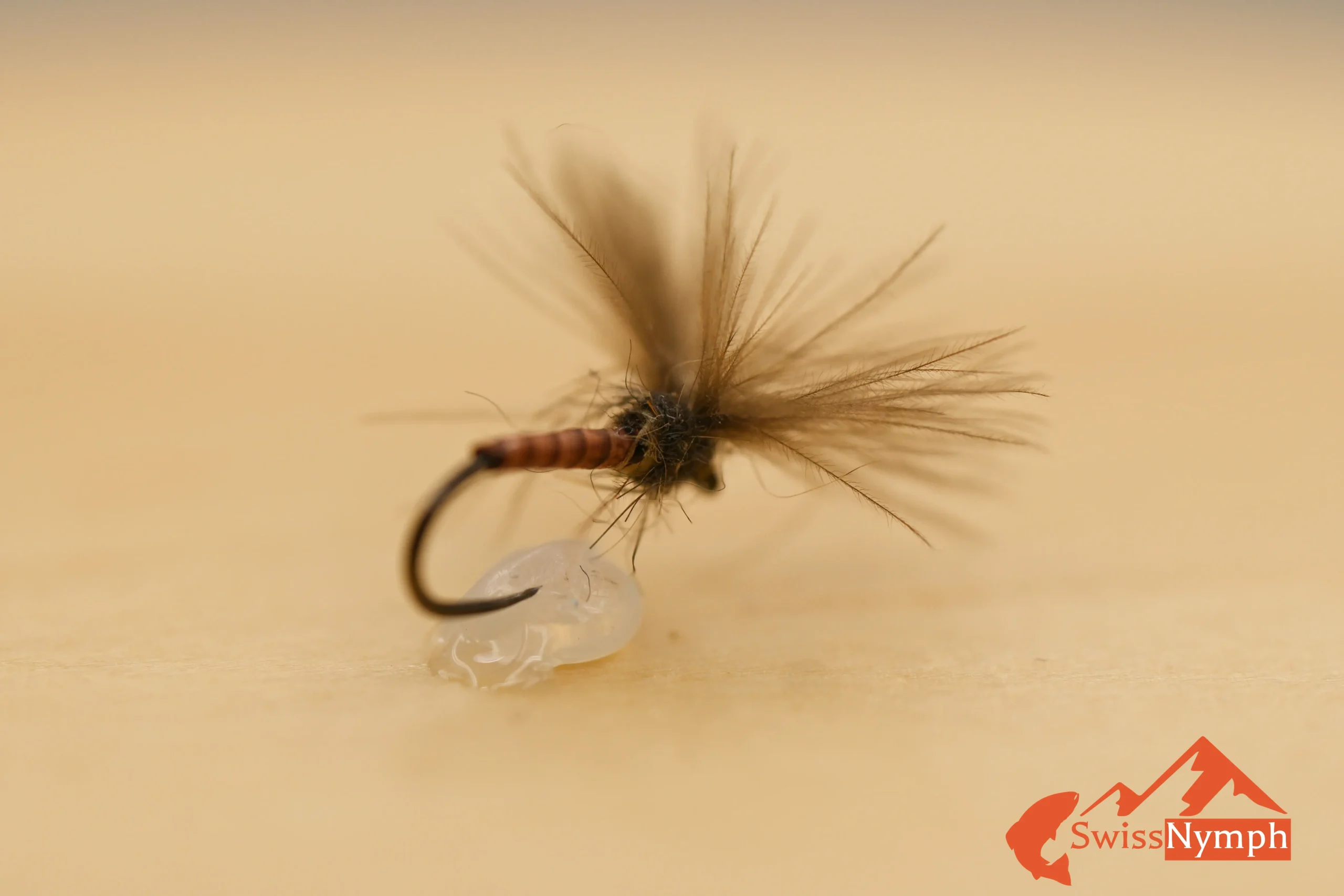 Eine Eintagsfliege mit „V“-Flügeln. Ein bewährtes Muster für Forellen und Äschen vom Frühling bis zum Herbst. Diese Fliege imitiert perfekt die natürliche Form und Bewegung und ist ein absoluter Favorit unter Fliegenfischern. Egal ob im Frühling, Sommer oder Herbst, dieses Muster darf in keiner Fliegendose fehlen und garantiert erfolgreiche Angelerlebnisse.