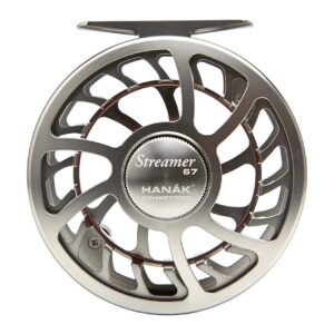 Streamer 67 ist eine leichte Fliegenrolle aus Aluminium, speziell ausgelegt für die Verwendung mit schwereren Schnüren der Klassen AFTMA 6-7, ideal für Streamer- und Stillwasserfischen.