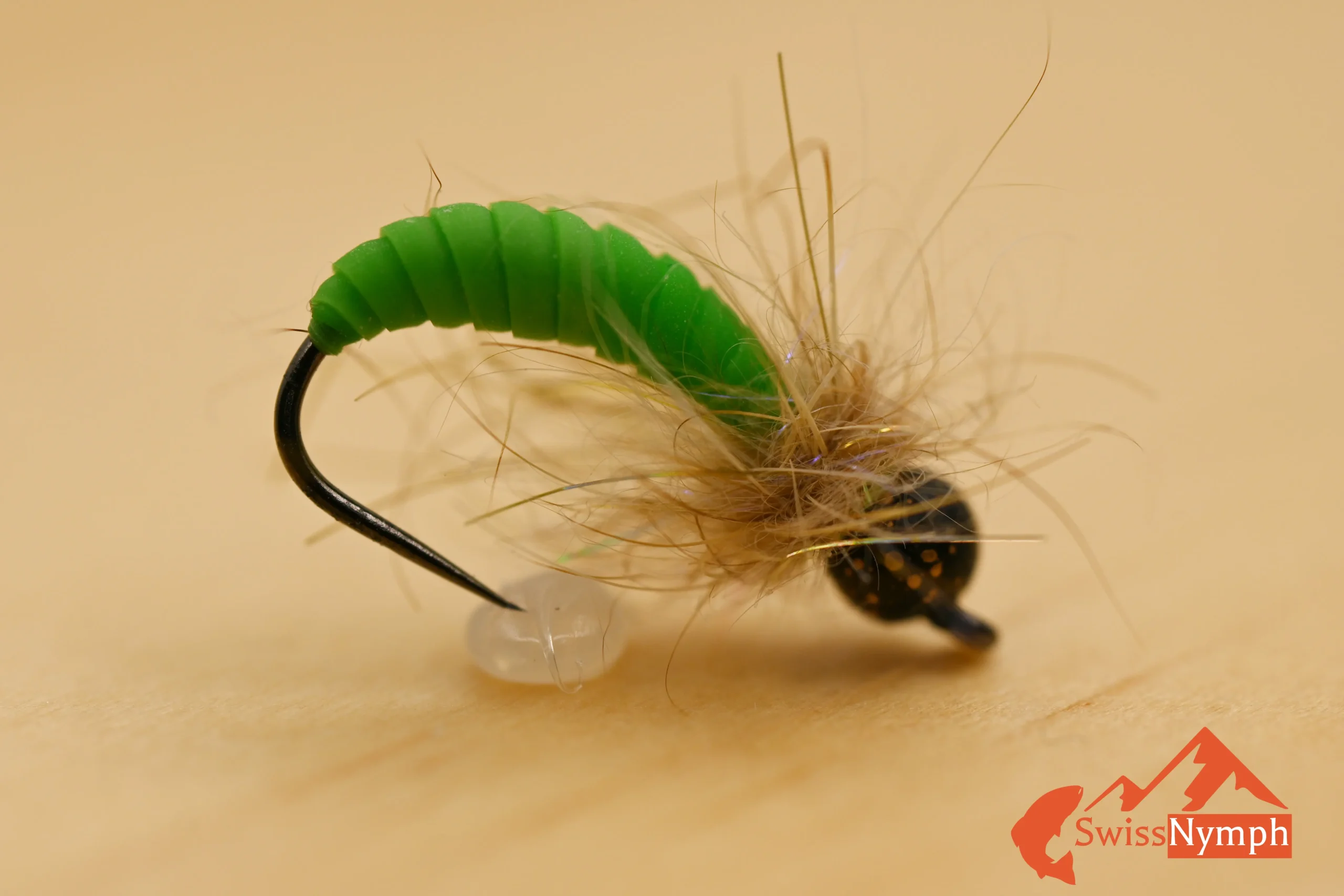 Die Caddis Pupa imitiert die Puppe der Köcherfliege – eine häufige Nahrung von Forellen. Besonders effektiv im Sommer, wenn Caddis-Fliegen schlüpfen. Lässt sich als Dropper-Nymphe oder in Kombination mit einer Trockenfliege (z.B. Rockerka) fischen. Funktioniert gut bei steigenden Fischen in langsameren Strömungen. Unser beliebtes Muster für den Sommer.