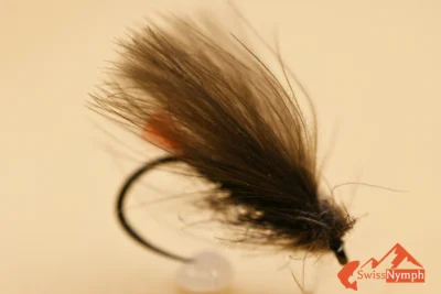 Caddis Red Tag ist eine klassische Trockenfliege mit modernem Touch, die sich durch ihre hohe Sichtbarkeit und Fängigkeit auszeichnet. Die Kombination aus naturfarbenem Körper und dem markanten roten Schwänzchen sorgt für besondere Reize und macht die Fliege auch aus grösserer Distanz sichtbar.