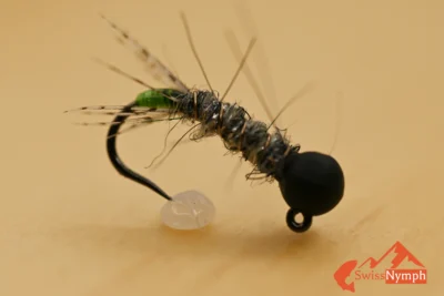 Dieses Muster imitiert die Larve der Köcherfliege mit ihrem charakteristischen Schutzgehäuse, was diesen Köder besonders getreu ausmacht. Dank der schwarzen Tungsten-Perle sinkt sie schnell in tiefe Zonen – perfekt für das Grundfischen in schneller Strömung oder bei kaltem Wasser. Forellen nehmen sie besonders gern in der Nähe des Gewässergrunds, wo echte Köcherfliegenlarven leben.