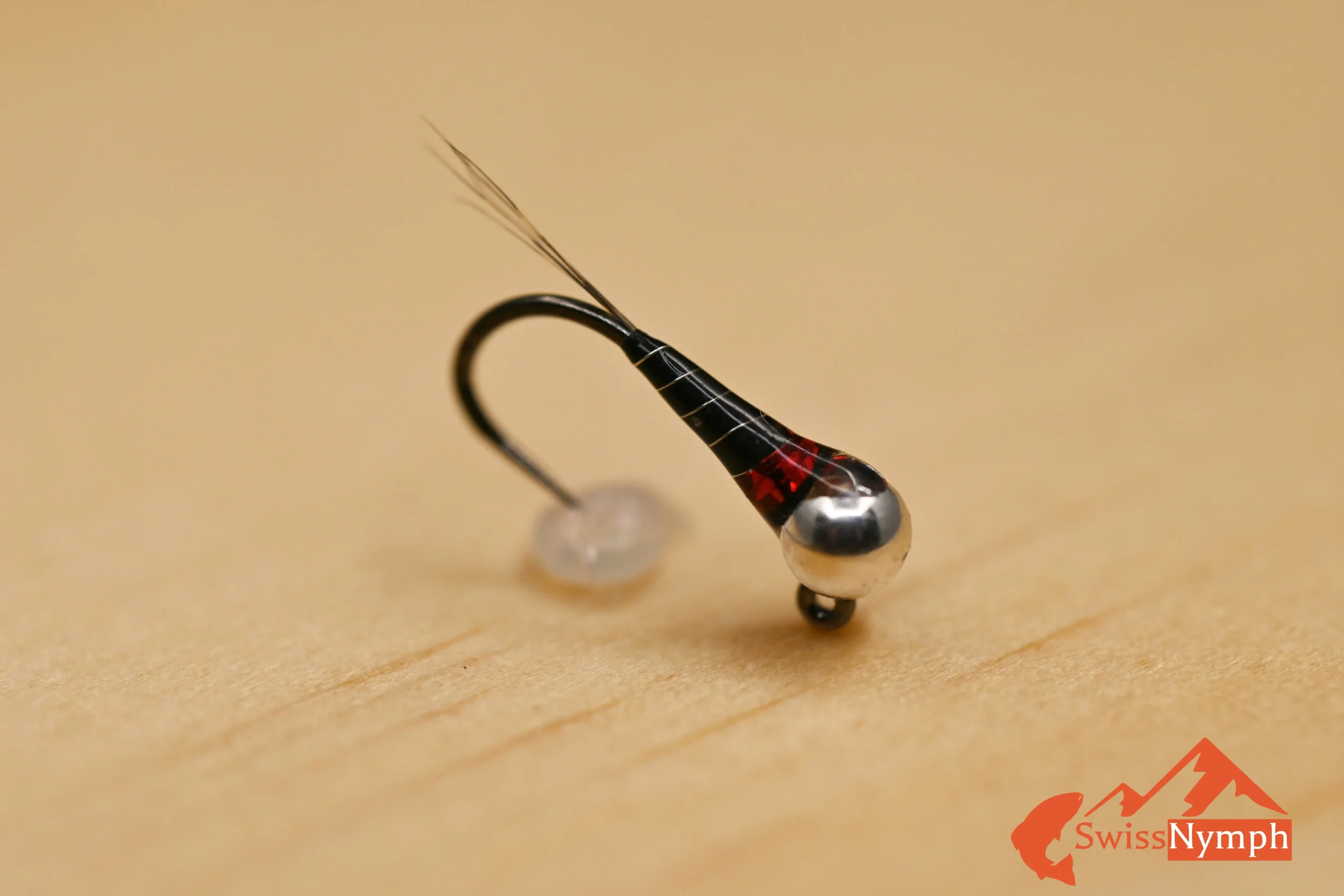 Perdigon-Nymphen werden immer populärer und sind gemacht für Situationen, in denen die Fliege schnell in die Fischzone muss – ohne Auftrieb, ohne Spielraum. Durch das glatt lackierte, schlanke Körperprofil gleiten sie wie kleine Pfeile durch die Wassersäule und sind somit ideal für Czech/Euronymphing, als Einzelfliege oder im Dropper-Rig.