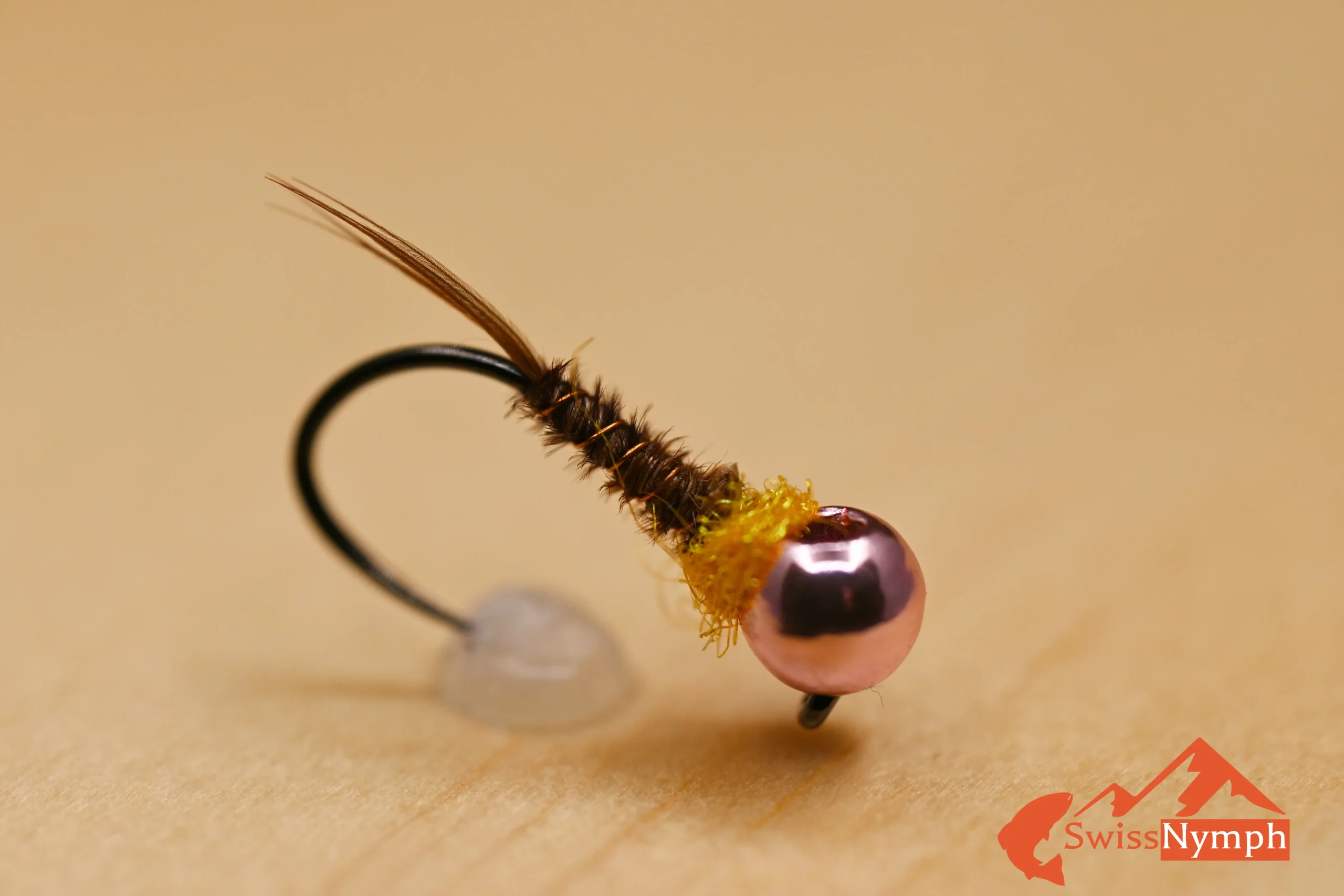 Pheasant Tail Nymphe mit Rosagold-Kopf ist ein zeitloser Klassiker für Äsche und Forelle. Das natürliche PT-Profil imitiert viele Insektenlarven, während der Rosagold-Head einen feinen, aber starken Reiz setzt – ein Must-have für jede Fliegenbox.