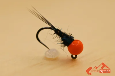 Die Pheasant Tail Nymphe mit dem FLUO Kopf ist ein äusserst fängiges Muster für das Angeln auf Salmoniden in Flüssen, wo das Wasser getrübt ist, sowie auf Forellen in Seen.