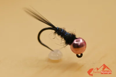 Die Pheasant Tail Nymphe mit pinkem Kopf ist ein äusserst fängiges Muster für das Angeln auf Salmoniden in Flüssen sowie auf Forellen in Seen. In der Flussfischerei wird sie häufig als erster Köder auf dem Vorfach beim Nymphenfischen eingesetzt. Dank ihres attraktiven Farbkontrasts ist sie besonders unter schwierigen Bedingungen effektiv.