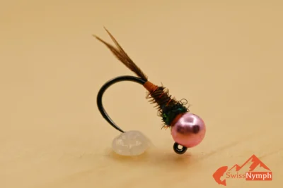 Die Pheasant Tail Nymphe mit pinkem Kopf ist ein äusserst fängiges Muster für das Angeln auf Salmoniden in Flüssen sowie auf Forellen in Seen.