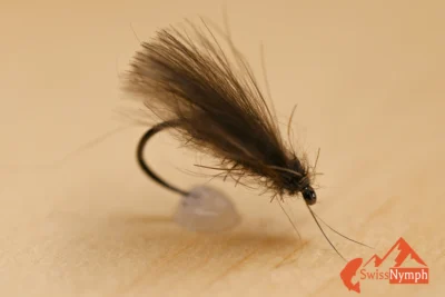 Caddis Natural ist eine dieser Fliegen, auf die man sich immer verlassen kann. Der schlichte Aufbau täuscht – denn gerade in der Einfachheit und Naturtreue liegt ihre enorme Fängigkeit.