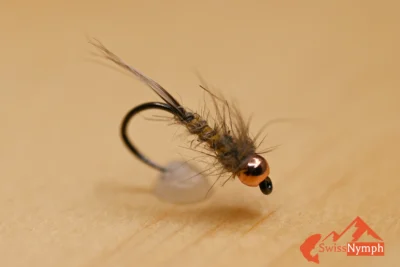 ist eine besonders schwere Nassfliege mit Bronze-Kupferperle und camoufliertem Körper, der Hasenfell imitiert. Dank des Zusatzgewichts sinkt sie rasch in die heissen Zonen von Fluss und See – perfekt beim gezielten Durchangeln tieferer Abschnitte mit Floating- oder Intermediate-Schnur. Auch Weissfische wie der Döbel sind an diesem naturgetreuen Muster stark interessiert. Ideal für das Fliegenfischen in verschiedenen Gewässerarten. Unsere Empfehlung!