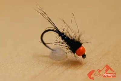 Wet Fly Hare Nymph ist eine auffällige Nassfliege mit fluoreszierendfluoreszierend orangefarbener Kopfperle und kontrastreichem schwarzem Körper aus feinstem Hasendubbing. Hervorragend geeignet für gezieltes Fischen von Döbeln, Weissfischen und Forellen. Durch ihre markante Farbgebung ist sie besonders effektiv in trübem oder kaltem Wasser und verleitet selbst vorsichtige Fische zuverlässig zum Biss.