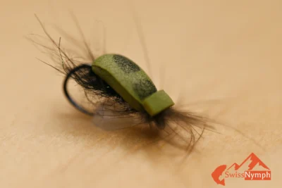 Ein schwimmstarker Terrestrial-Allrounder für Sommerfischerei. Dank Polycelon-Rücken und CDC-Flügel bleibt er selbst im Vollstrom oben und überzeugt in schnellen Gebirgsbächen ebenso wie am See.