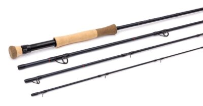Neuheit 2026 HANÁK Superb Predator 1090 ist eine kompromisslos kraftvolle #10 / 9’0” (275 cm) Fliegenrute für grosse Räuber – vom Hecht, Huchen und Wels bis hin zu Tarpon, Snook, Bonefish und Jacks. Dank Hexagon Graphene und salzwasserfesten Komponenten ist sie leicht, extrem belastbar und für harte Drills gebaut – inklusive Anti-Tangle-Ringen und praktischen Messmarken am Blank.
