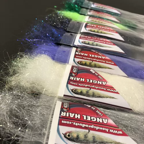 Angel Hair ist ein extra feines Synthetikmaterial mit extrem lebendigem Spiel im Wasser. Dank irisierender Reflexe macht es Streamer, Nymphen und Nassfliegen deutlich attraktiver. Ausserdem nimmt es kein Wasser auf – ein grosser Vorteil gegenüber vielen Naturmaterialien. Muss have!