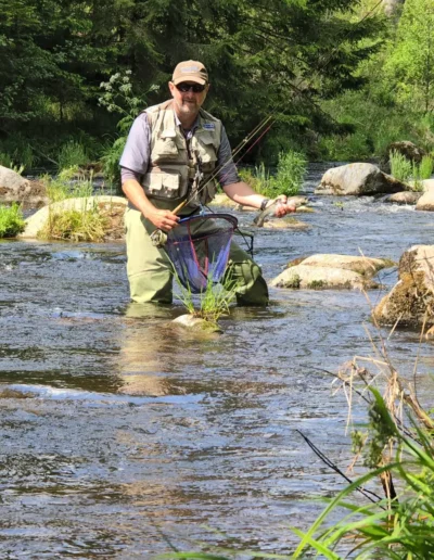 Milan ist nicht nur ein hervorragender Fliegenfischer, sondern auch Organisator von nationalen und internationalen Flyfishingwettbewerben in der Tschechischen Republik und Doktor der Naturwissenschaften. Zudem ist er stellvertretender Vorsitzender des Südböhmischen Fischereiverbands